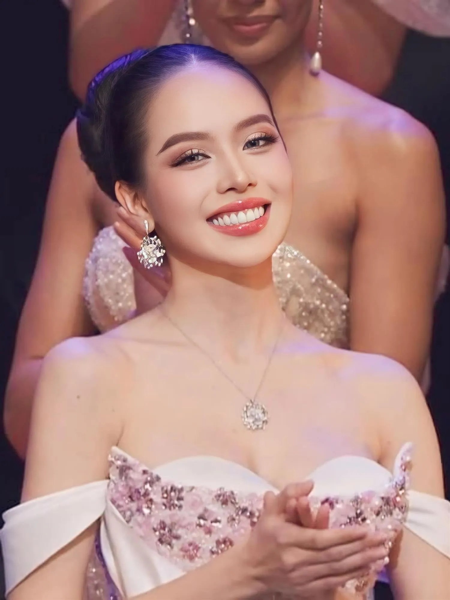 thanh-thuy-nang-hau-kin-tieng-gay-chan-dong-khi-dang-quang-miss-international-bo-me-lam-cong-nha-can-_3__n-1731417377-772-width1536height2048