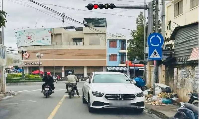 Nha Trang: Đậu ngược chiều, nữ tài xế xe Mercedes bị xử phạt