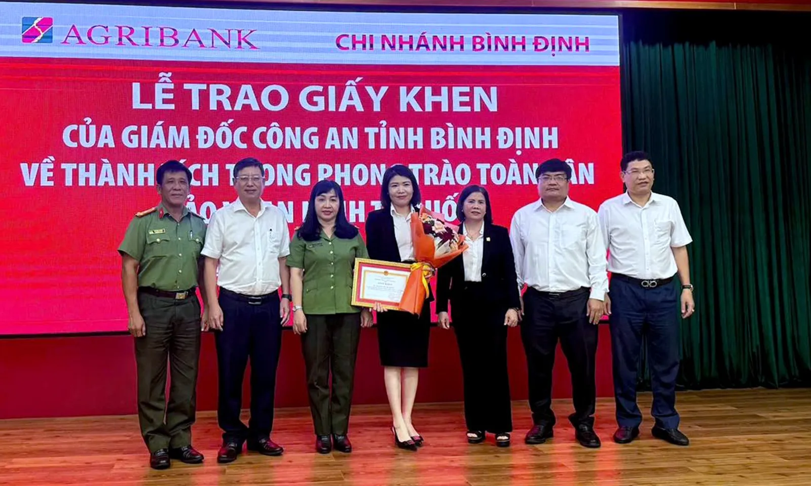 Nhân viên ngân hàng nhanh trí báo công an khi phát hiện đối tượng truy nã đến làm thẻ ATM