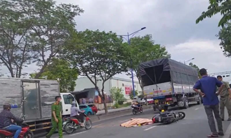 Nam nhân viên đi ăn cơm trưa về va chạm xe tải, tử vong trên đường