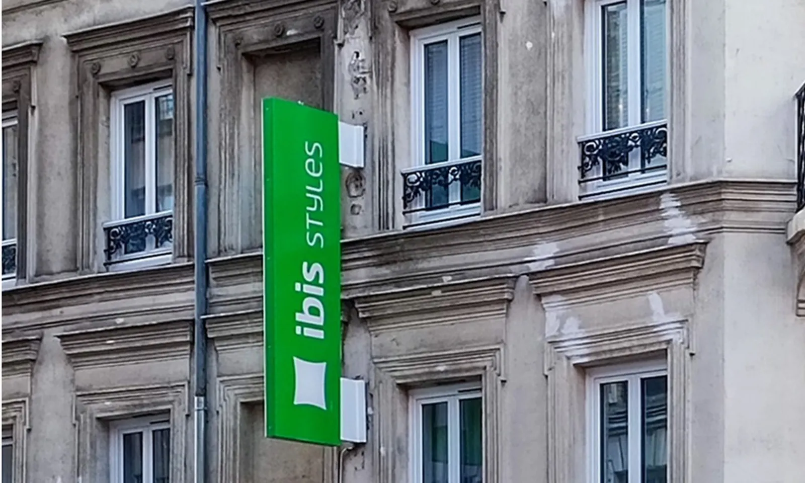 Cô gái 18 tuổi ném con mới sinh ra khỏi cửa sổ khách sạn ở Paris