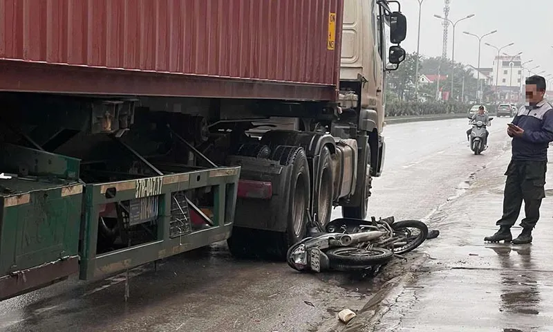 Xe máy băng qua đường bị xe container đụng, người lái xe máy tử vong