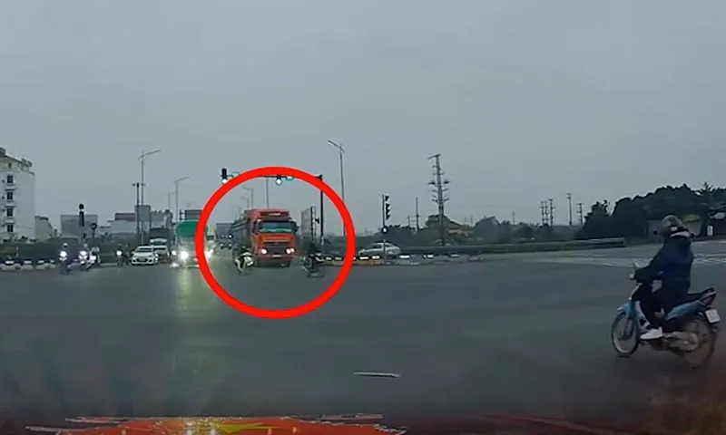 Clip: Xe tải  lấn làn đường ngược chiều, bất chấp nguy hiểm cho xe máy