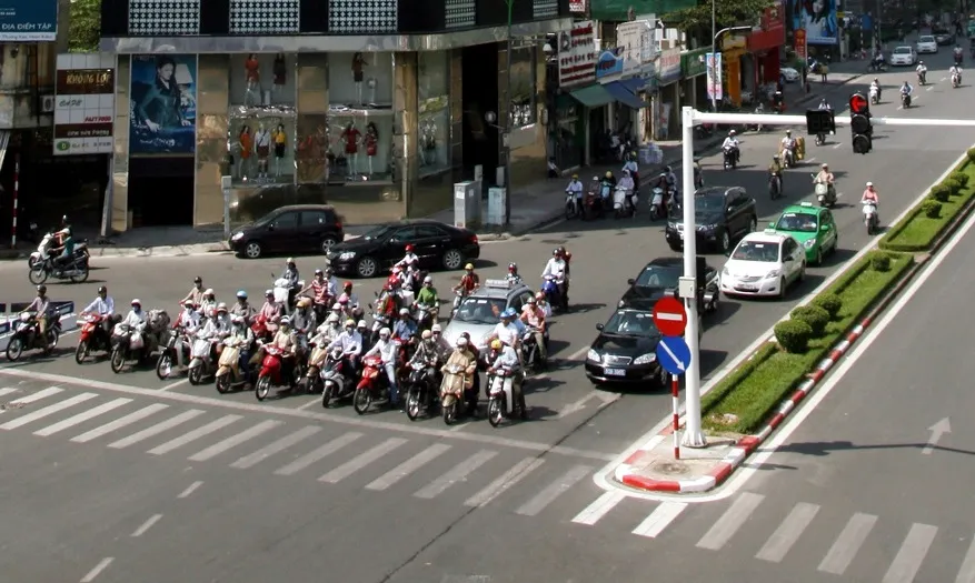 Dừng đèn đỏ chắn lối rẽ phải: Những quy định cần biết