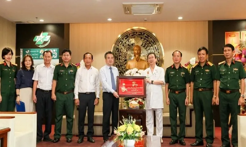 Phó Bí thư Thường trực Thành ủy TPHCM Nguyễn Thanh Nghị thăm gia đình thầy thuốc tiêu biểu