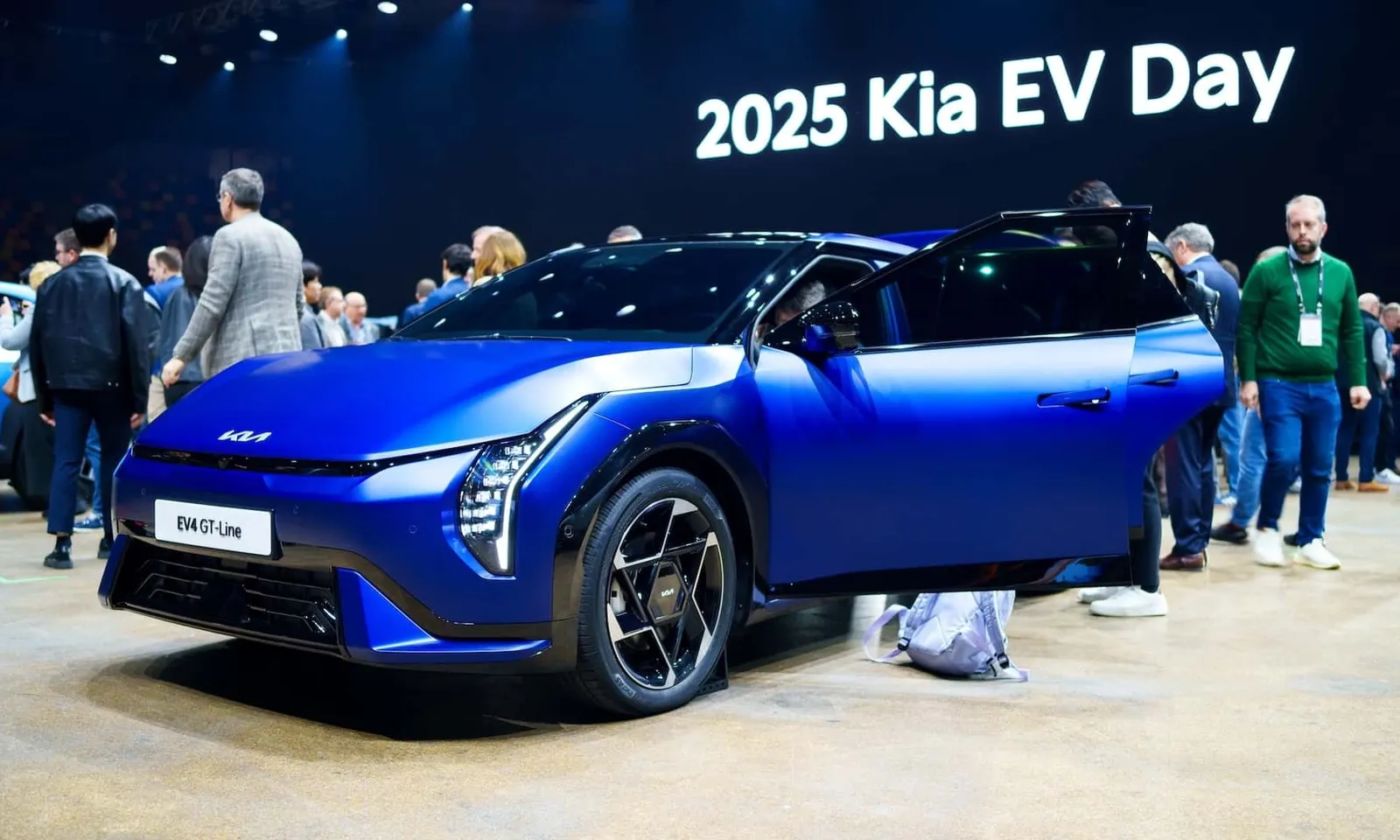 Chính thức ra mắt KIA EV4 phiên bản mới: Mẫu xe điện đa dạng cấu hình