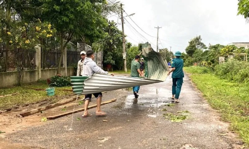 Dông lốc gây thiệt hại nhà cửa ở Cà Mau