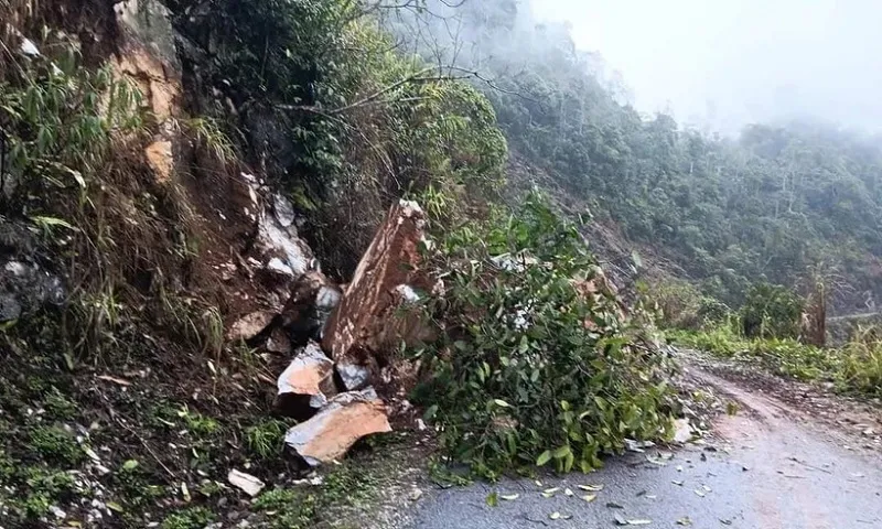 Hà Giang: Sạt lở đá bất ngờ, mẹ bị thương nặng, con trai tử vong