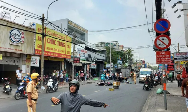 Hiện trường xe máy va chạm xe tại làm thanh niên mặc trang phuc người giao hàng đi xe máy tử vong tại chỗ