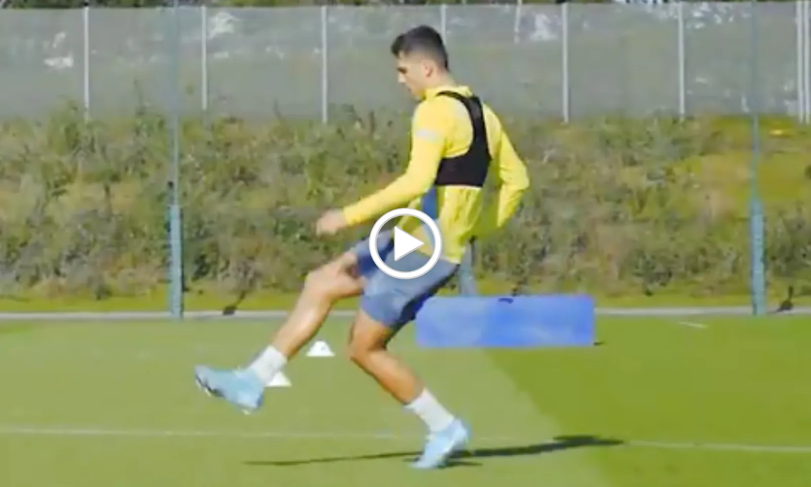 VIDEO: Rodri hùng hổ trên sân tập Man City, ngày tái xuất đến gần