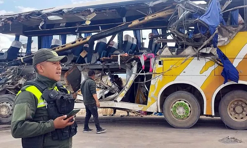 Bolivia: Hai xe buýt đâm nhau khiến 37 người thiệt mạng 