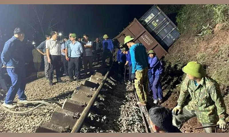 Hơn 200 người xuyên đêm cứu hộ tàu hàng bị lật ở Hà Tĩnh