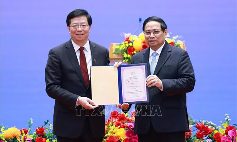 Đồng chí Khưu Dũng, Bí thư Đảng ủy Đại học Thanh Hoa, Trung Quốc trao tặng Thủ tướng Phạm Minh Chính danh hiệu Giáo sư danh dự Đại học Thanh Hoa