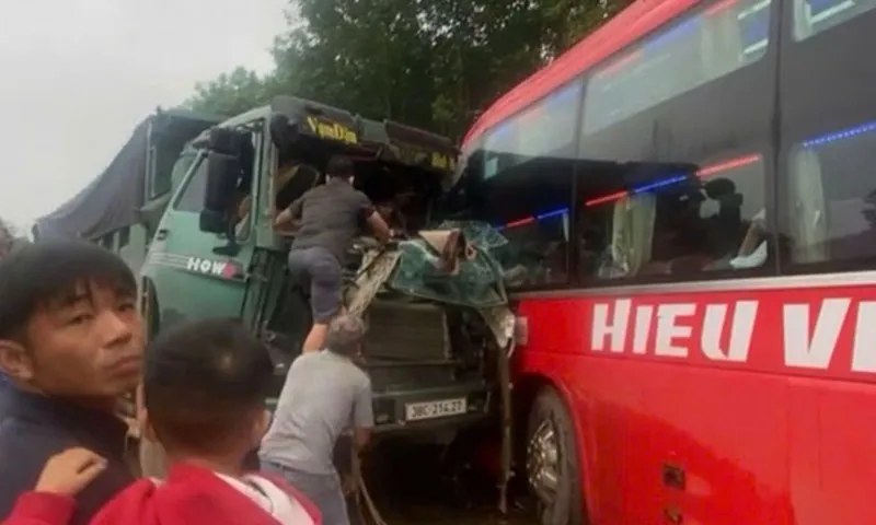 Xe trung chuyển khách kẹt đường tàu đối đầu với xe tải