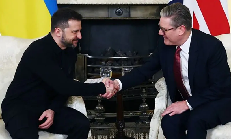 Tổng thống Ukraine Volodymyr Zelensky (trái) và Thủ tướng Anh Keir Starmer tại London ngày 1 3. Ảnh AP