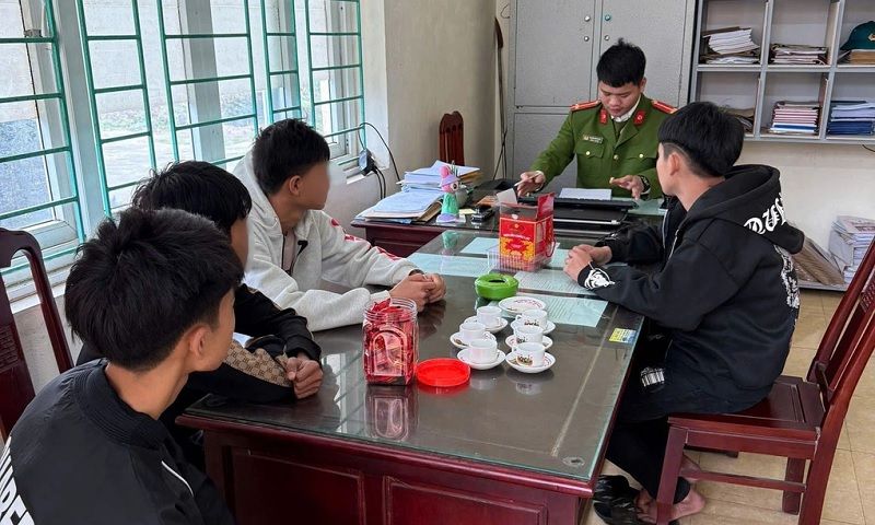Nhóm thanh thiếu niên dùng kiếm phá hoại biển số xe, khoe chiến tích trên mạng