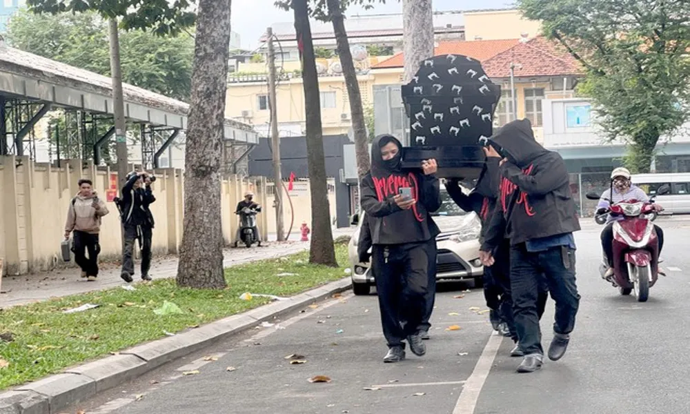 Bắt khẩn cấp nhóm khiêng quan tài diễu hành tại khu vực chợ Bến Thành