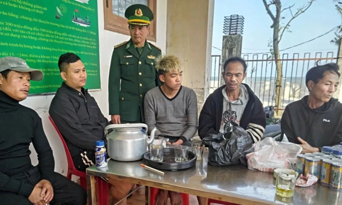 Chìm tàu cá trên biển, cứu thành công 5 ngư dân, một người còn mất tích