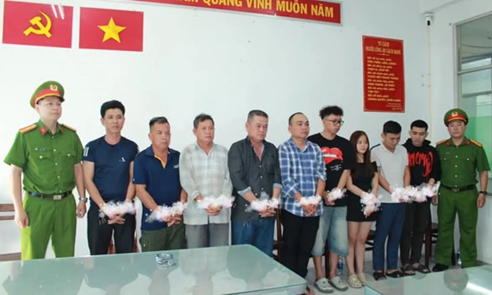 Bắt khẩn cấp 9 đối tượng trong vụ khiêng quan tài trước chợ Bến Thành để quảng cáo áo