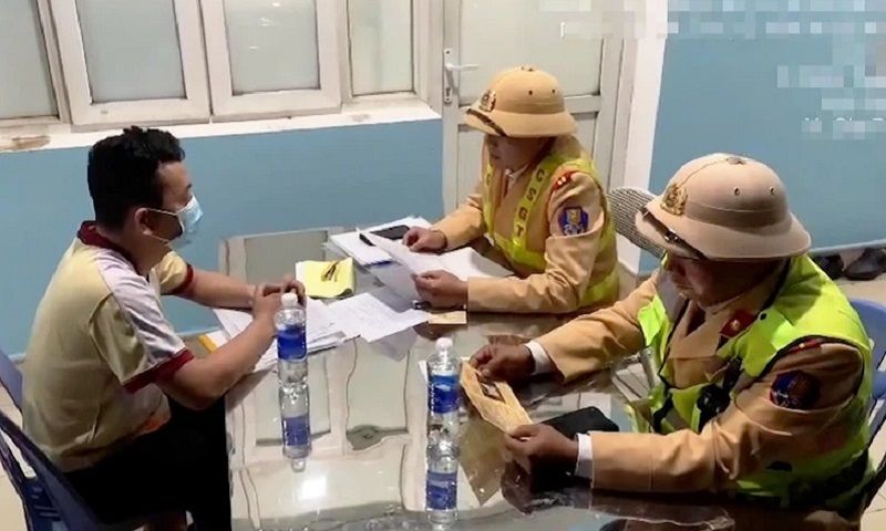 Tài xế không bằng lái lái xe khách đi ngược chiều trên cao tốc Nội Bài - Lào Cai