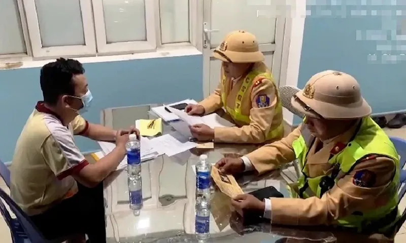 Tài xế không bằng lái lái xe khách đi ngược chiều trên cao tốc Nội Bài - Lào Cai