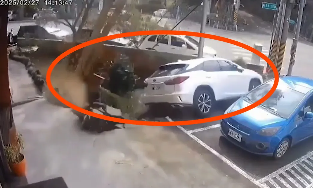 Video clip: Chiếc Lexus đang đậu bỗng bị nuốt chửng vào hố tử thần