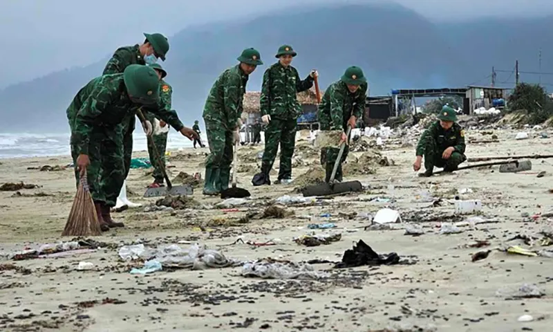 Thu gom 364 tấn dầu trôi dạt vào bờ biển Huế