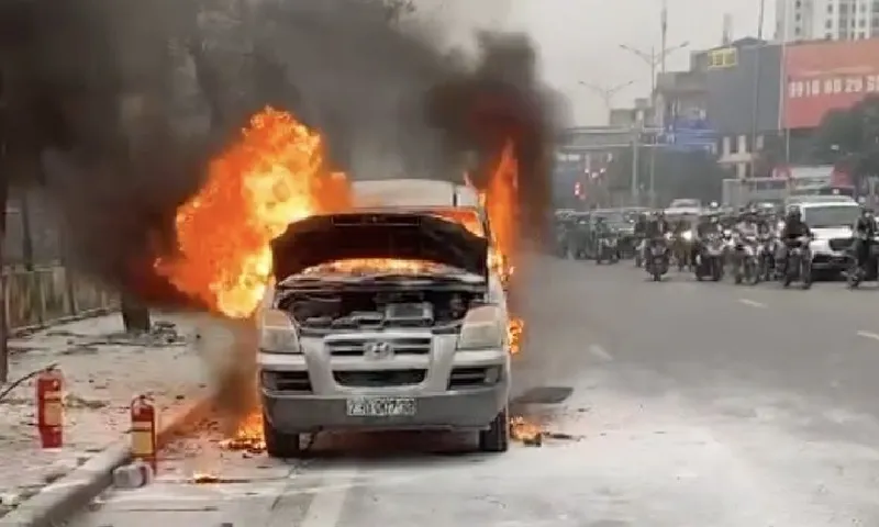 Ô tô bốc cháy trên đường Giải Phóng, Hà Nội trong giờ tan tầm