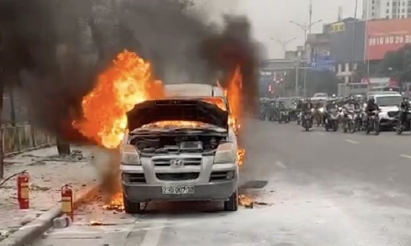 Ô tô bốc cháy trên đường Giải Phóng, Hà Nội trong giờ tan tầm