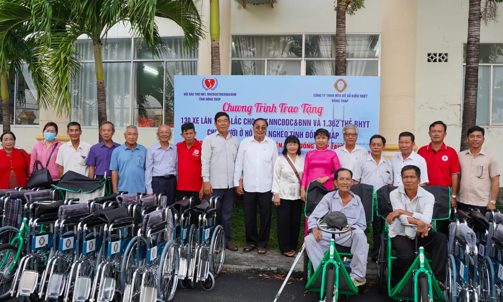 XSKT Đồng Tháp trao tặng hơn 100 phần quà và 1.300 thẻ bảo hiểm y tế cho người dân khó khăn 