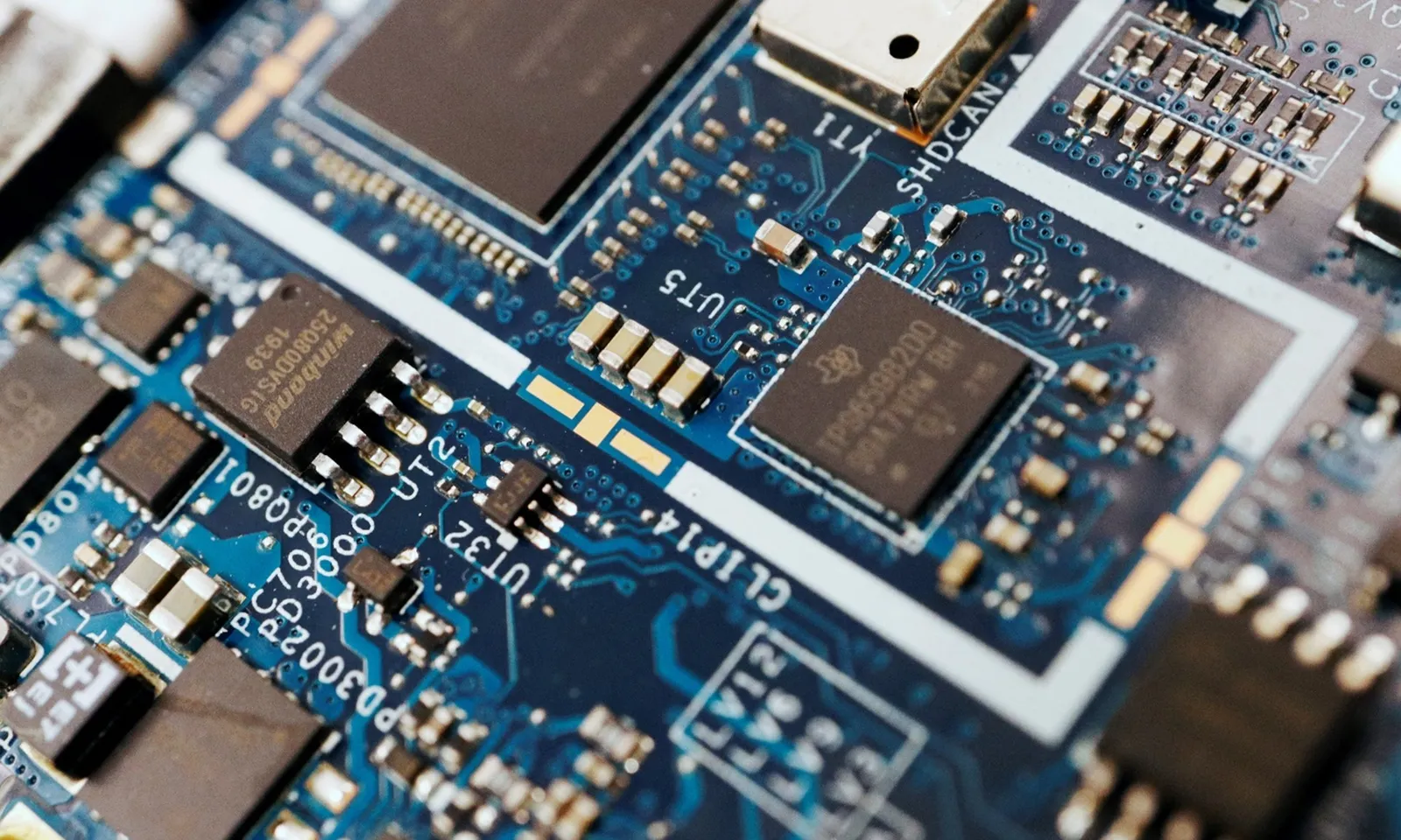 Ông Trump muốn hủy bỏ luật trợ cấp chip bán dẫn trị giá 52,7 tỷ đô la