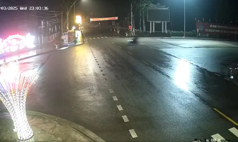 Xe máy chở 3 lao vào bờ tường ủy ban huyện, 2 người trên xe tử vong