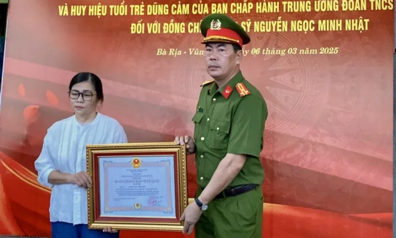 Truy tặng Huân chương Bảo vệ Tổ quốc cho thượng sĩ hy sinh khi khống chế tội phạm