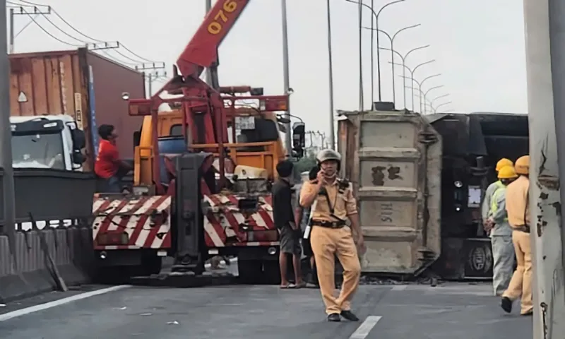 Xe tải tông dải phân cách lật ngang làm cửa ngõ vào TPHCM ùn tắc