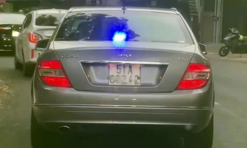 TPHCM: Tài xế Mercedes bị phạt vì lắp đèn ưu tiên trái phép 