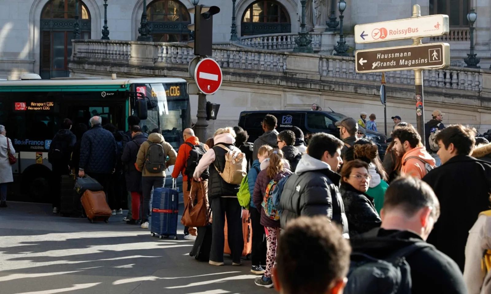 Quả bom nặng 500 kg từ Thế chiến II làm tê liệt nhà ga xe lửa Paris