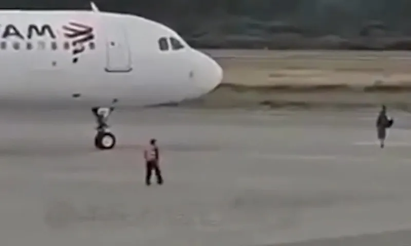 Hành khách lỡ chuyến bay lao ra đường băng chặn đầu máy bay