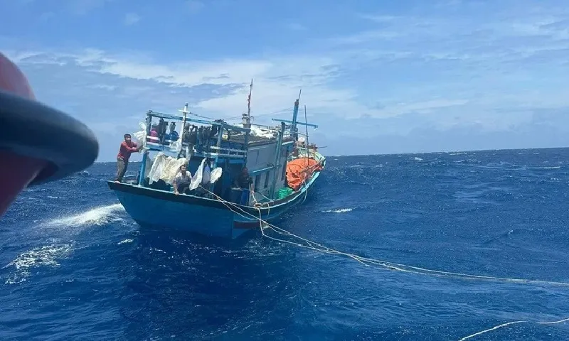 Cứu hộ thành công tàu cá gặp nạn ở biển Phú Quý