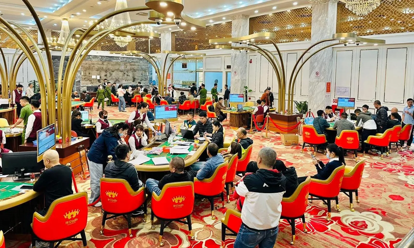 Triệt phá sòng bạc do người Trung Quốc cầm đầu, thu giữ 720 tỷ đồng