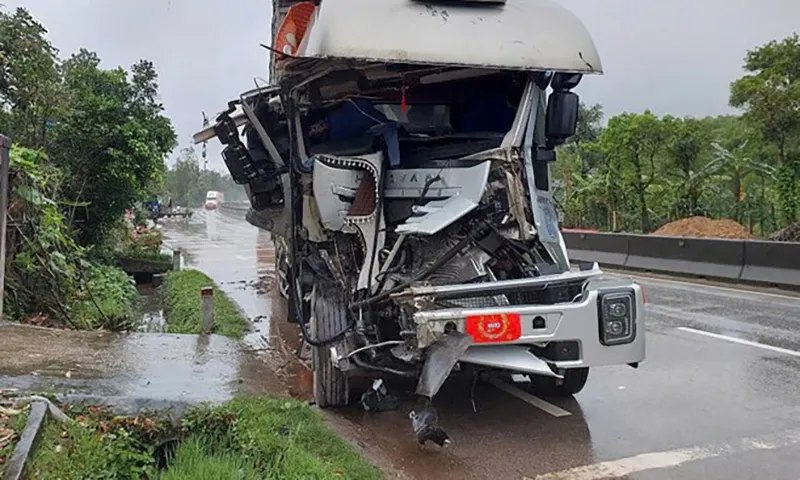 Hai xe tải va chạm trên Quốc lộ 1, đầu xe biến dạng không ngờ