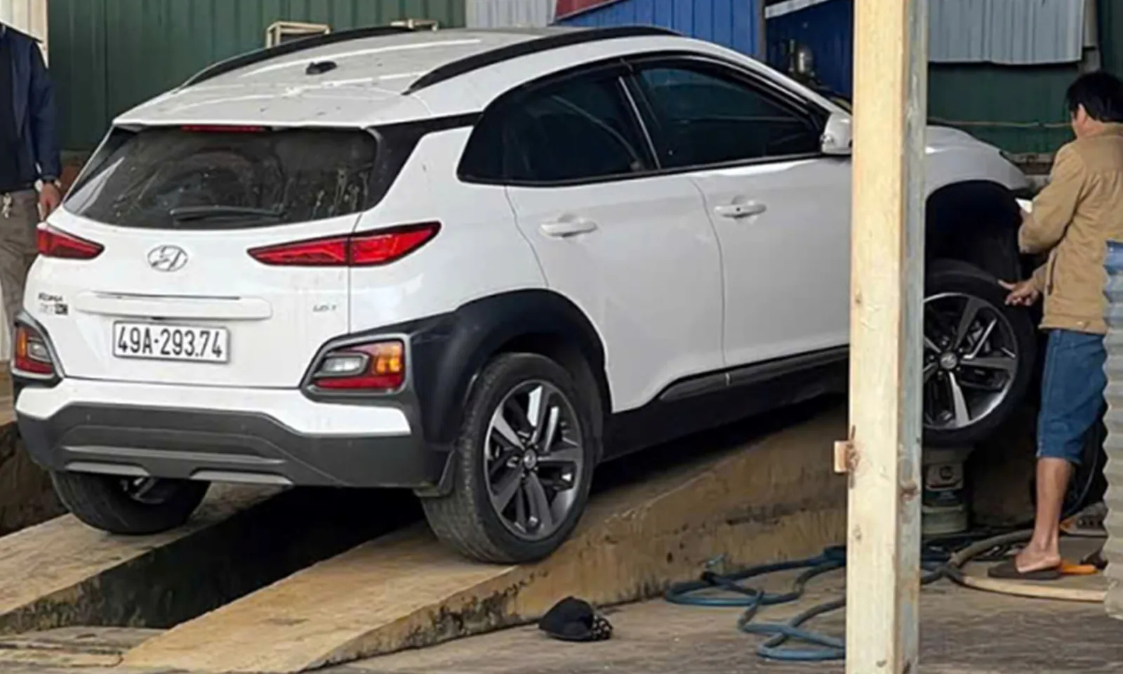 Nữ tài xế 68 tuổi đạp nhầm chân ga, tông chủ tiệm rửa xe tử vong