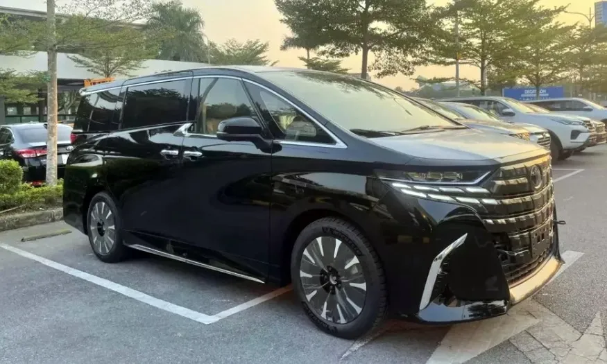 Toyota Việt Nam triệu hồi xe Alphard để thay thế ốp nắp ca-pô