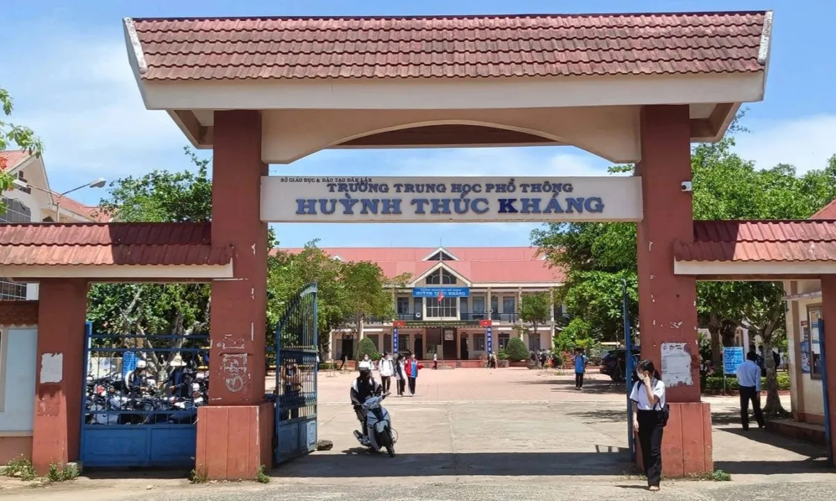 Nữ sinh đánh và mang chích điện đe dọa bạn bị đình chỉ học 1 tuần