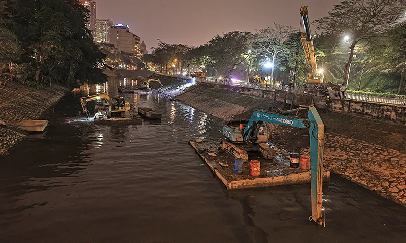 Hà Nội: Nạo vét bùn thải để hồi sinh sông Tô Lịch