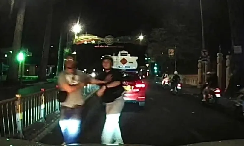 Xác minh nhóm người chửi bới tài xế, đập gãy gương chiếu hậu xe taxi
