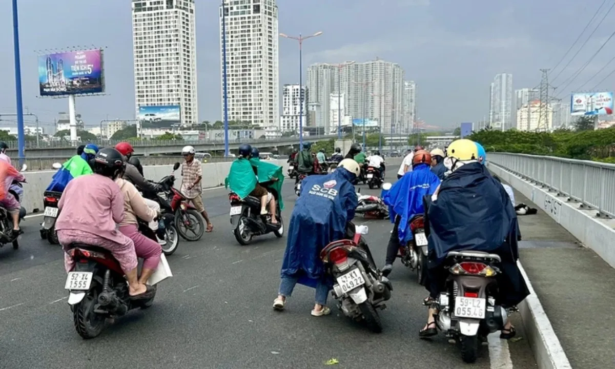 TPHCM bất ngờ có mưa to gió lớn, nhiều người bị té ngã