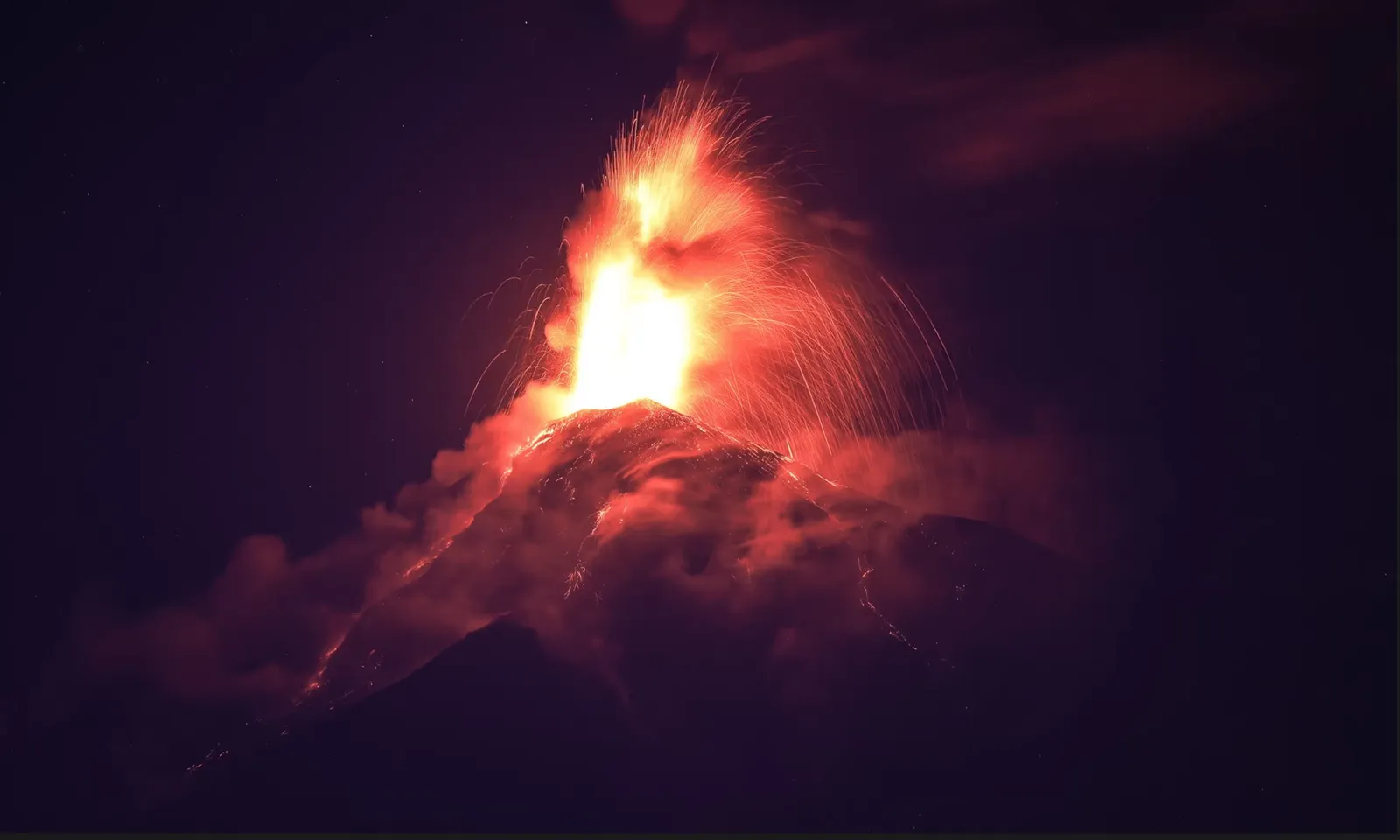 Guatemala di tản hàng ngàn người do núi lửa mạnh nhất Trung Mỹ bất ngờ phun trào