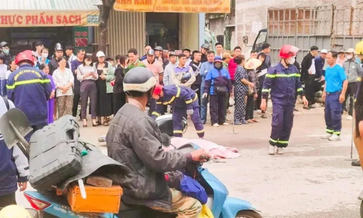 Xe máy điện va chạm xe tải, 2 học sinh thương vong