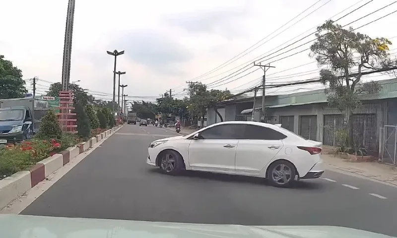 Ô tô con từ hẻm nhỏ lao thẳng ra quốc lộ cắt đầu các xe khác suýt dẫn đến tai nạn