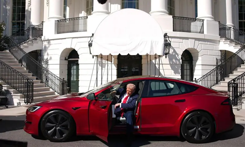 Tổng thống Mỹ Donald Trump ngồi trong chiếc xe điện Tesla Model S. - Ảnh: Getty